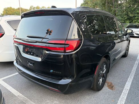 Used 2024 Chrysler Pacifica Limited w/ Uconnect Theater Family Group FWD image 4