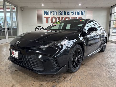 Used 2025 Toyota Camry SE FWD image 6