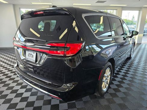 Used 2025 Chrysler Pacifica Select FWD image 3