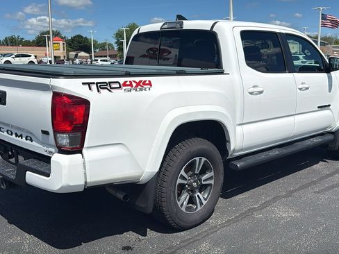 Used 2017 Toyota Tacoma TRD Sport AWD/4WD image 7