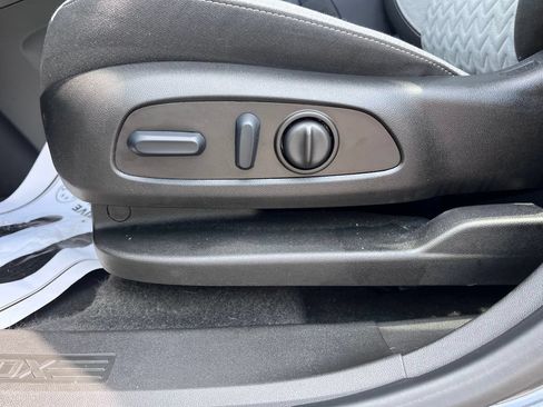 Used 2022 Chevrolet Equinox LT FWD image 9