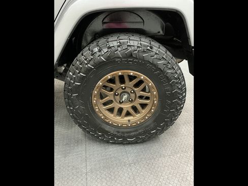 Used 2017 Jeep Wrangler Unlimited Sahara w/ Connectivity Group AWD/4WD image 35