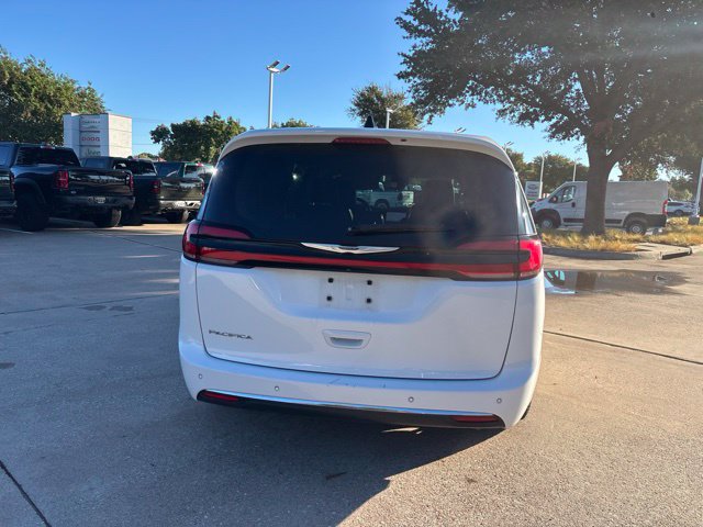Used 2024 Chrysler Pacifica Touring-L FWD image 6