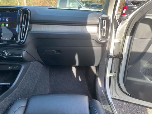 Used 2023 Volvo XC40 B5 Plus image 29