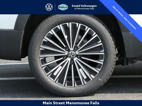 Certified 2025 Volkswagen Taos SE image 23