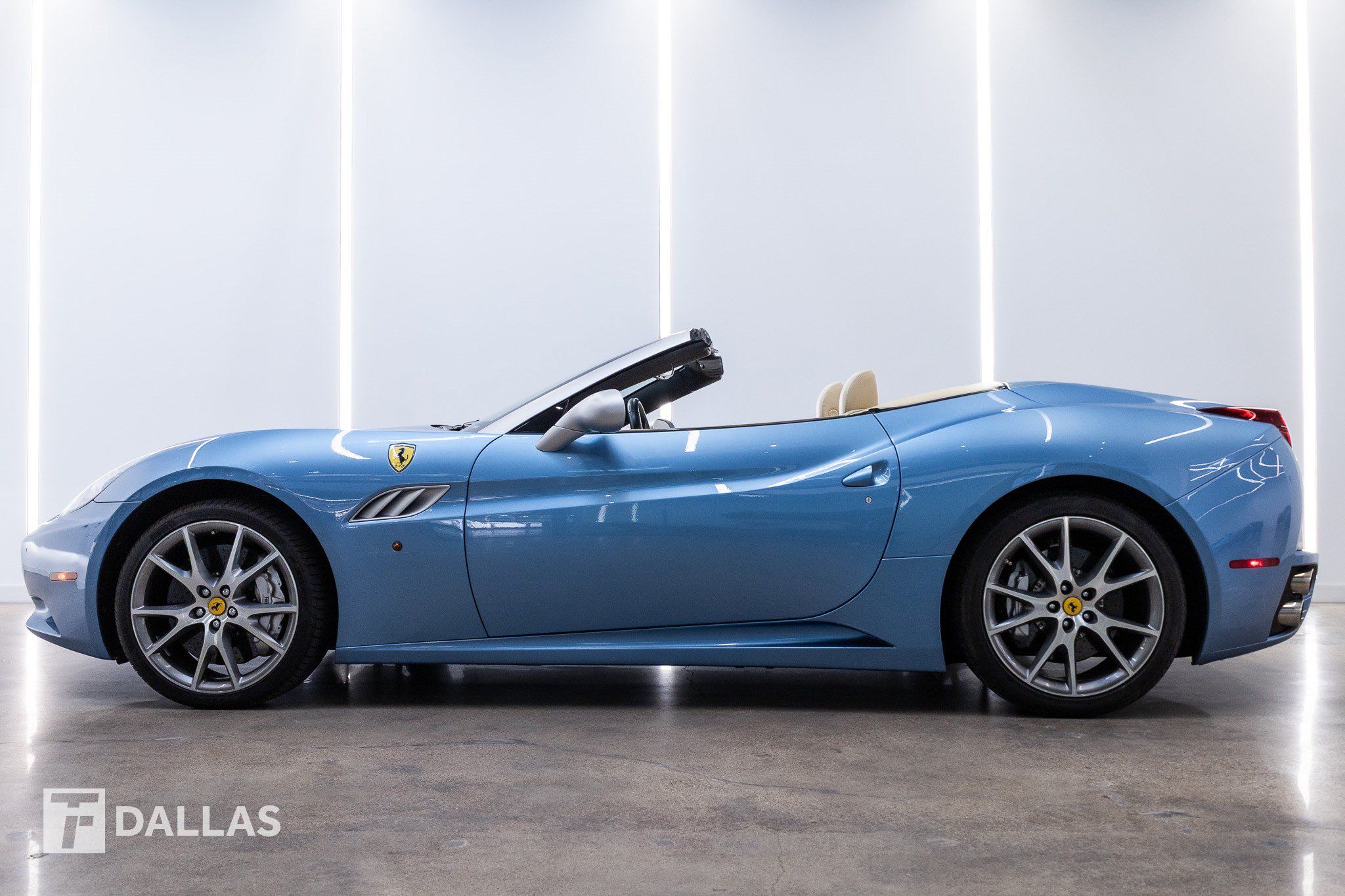 Used 2012 Ferrari California RWD image 1