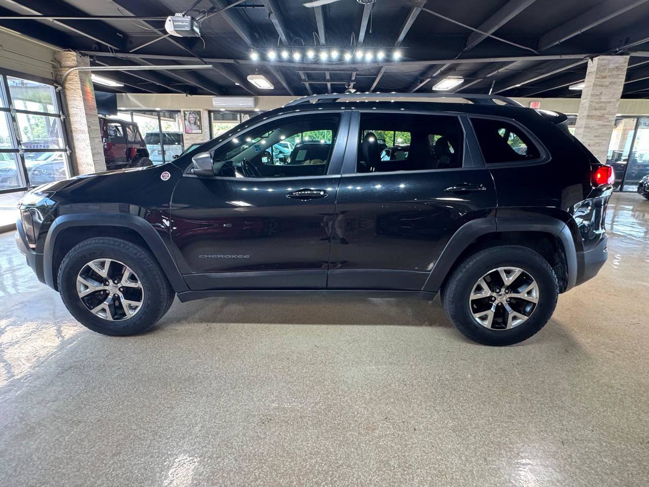 Used 2016 Jeep Cherokee Trailhawk w/ Leather Interior Group AWD/4WD image 4