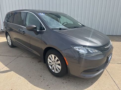 Used 2018 Chrysler Pacifica L FWD image 2