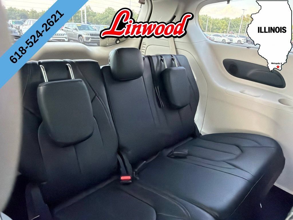 Used 2020 Chrysler Pacifica Touring-L Plus w/ Advanced Safetytec Group FWD image 12