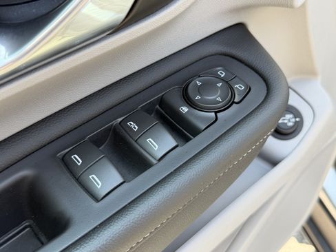 Used 2024 GMC Terrain SLE w/ Driver Convenience Package FWD image 13