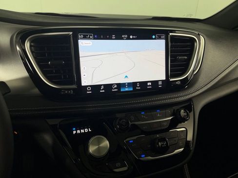 Used 2026 Chrysler Pacifica Limited FWD image 15