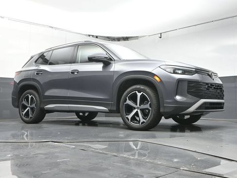 Used 2025 Volkswagen Tiguan SE FWD image 41
