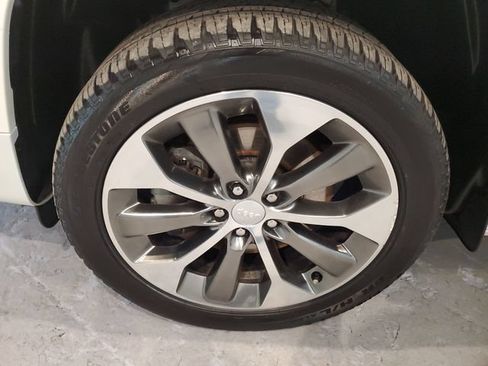 Used 2019 Jeep Cherokee Overland w/ Technology Group AWD/4WD image 28