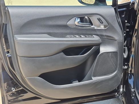 Used 2025 Chrysler Pacifica Select FWD image 12