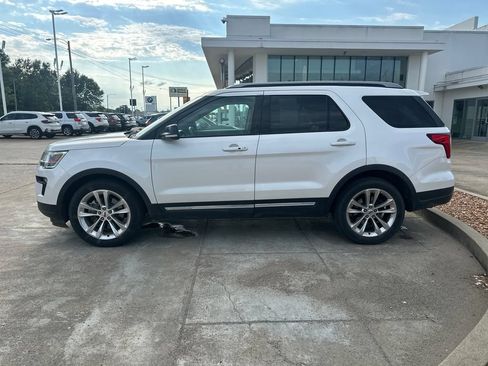 Used 2018 Ford Explorer XLT w/ Equipment Group 202A FWD image 2