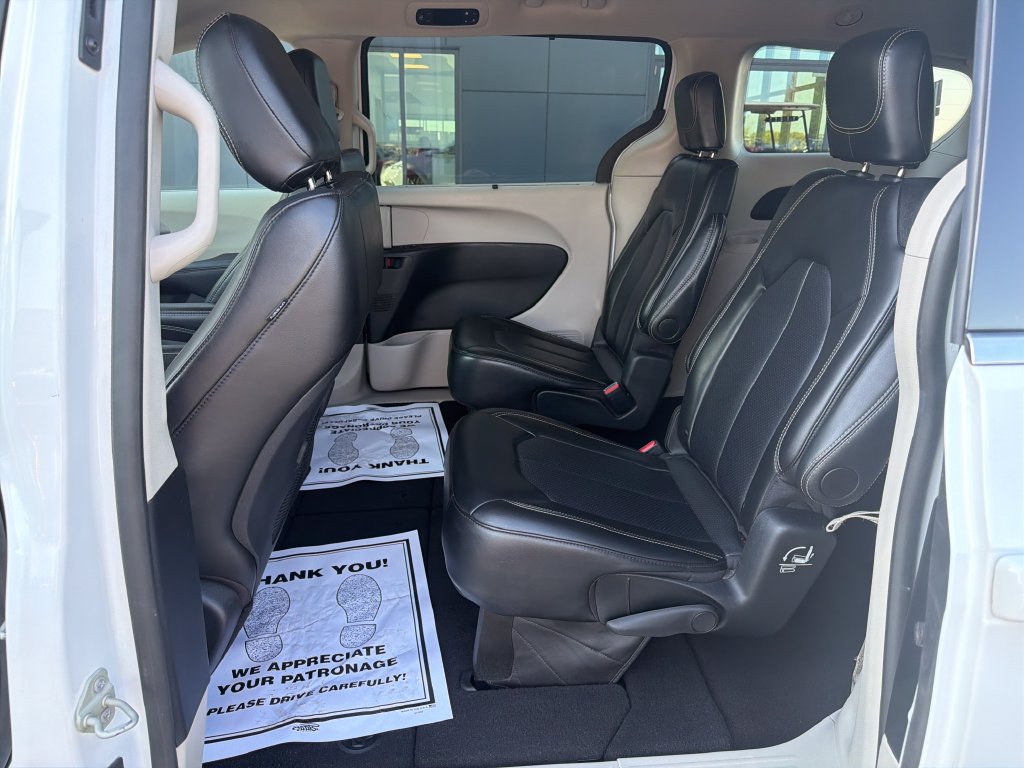 Used 2024 Chrysler Pacifica Touring-L FWD image 13