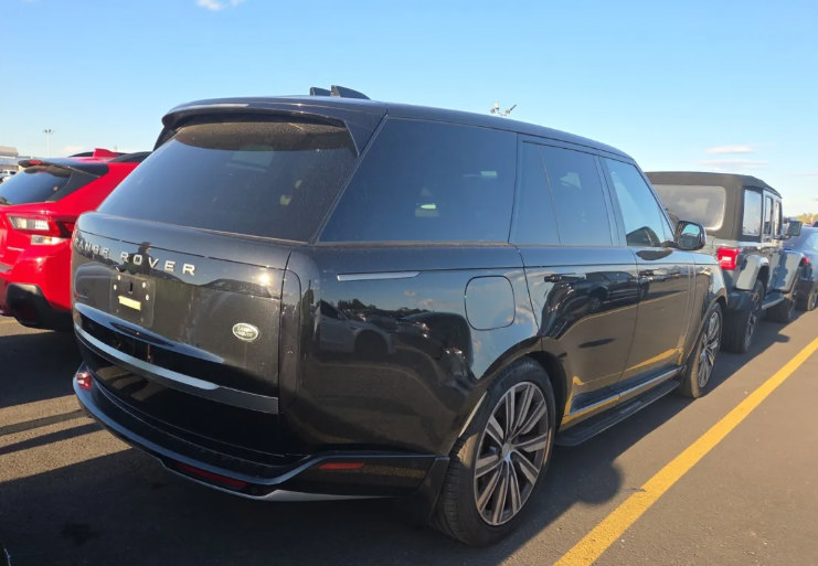 Used 2023 Land Rover Range Rover SE AWD/4WD image 3