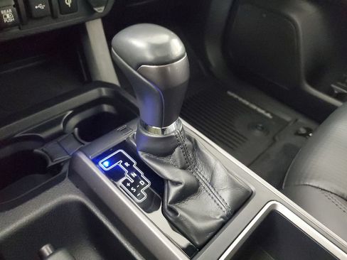 Used 2020 Toyota Tacoma TRD Sport w/ TRD Premium Sport Package AWD/4WD image 31