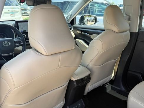 Used 2025 Toyota Highlander Limited FWD image 27