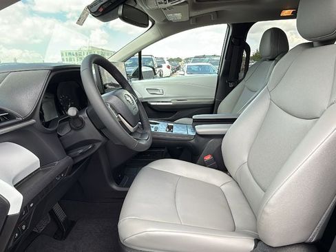 New 2026 Toyota Sienna XLE FWD image 10