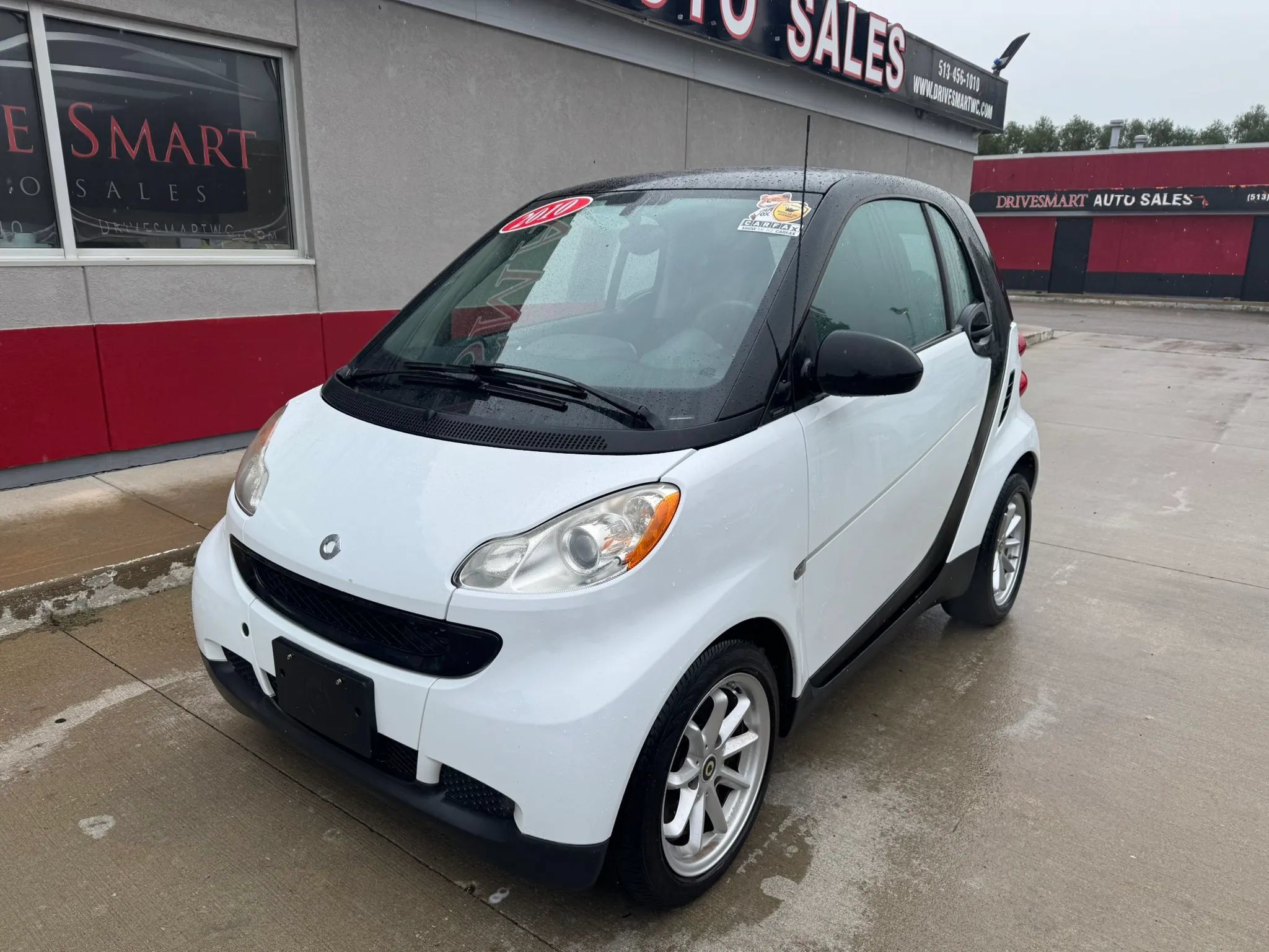 Used 2010 smart fortwo pure RWD image 2