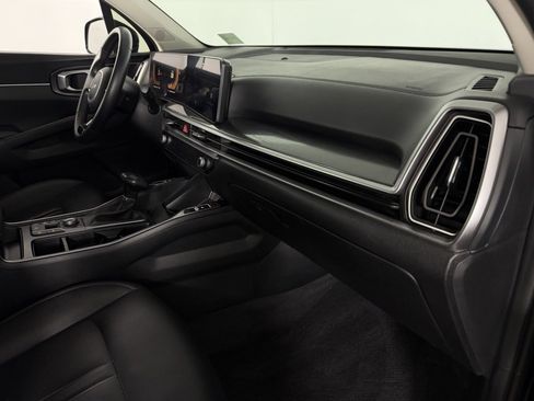 Used 2024 Kia Sorento S image 32