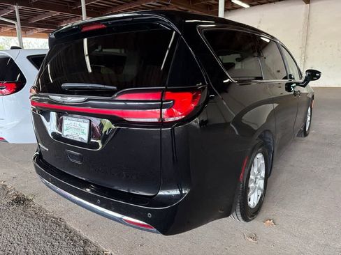 Used 2024 Chrysler Pacifica Touring-L FWD image 5