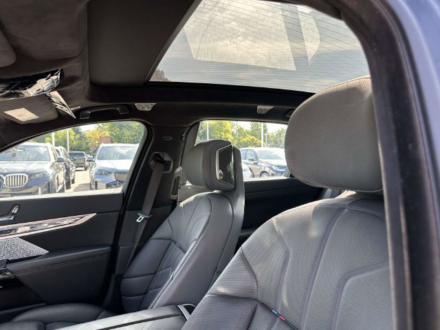 Certified 2023 BMW i7 xDrive60 AWD/4WD image 27