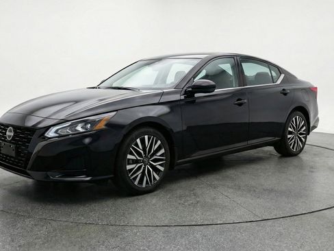 Used 2025 Nissan Altima 2.5 SV image 3