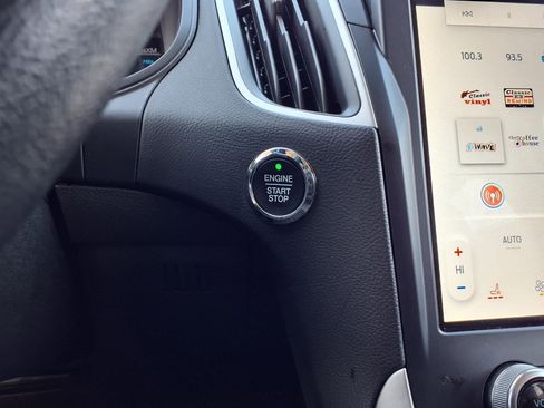 Used 2024 Ford Edge SEL image 13