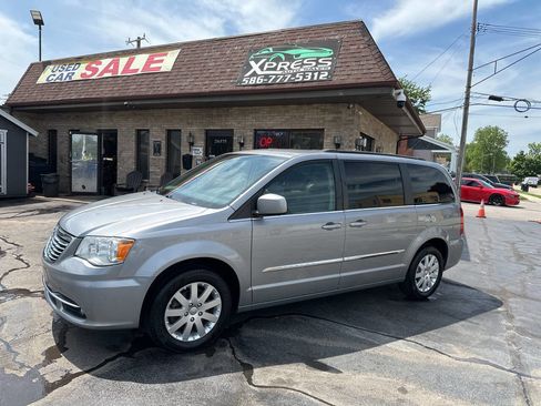 Used 2015 Chrysler Town & Country Touring FWD image 1