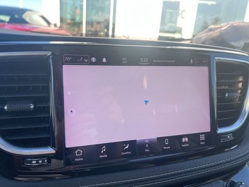 Used 2021 Chrysler Pacifica Limited AWD/4WD image 13