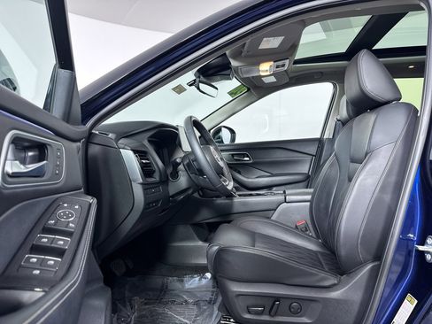 Used 2024 Nissan Rogue Platinum image 4