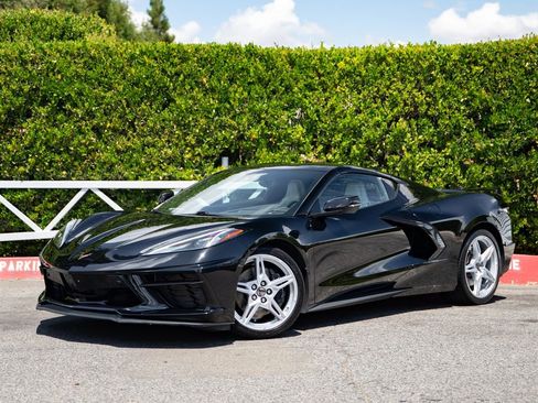 Used 2021 Chevrolet Corvette Stingray Preferred Cpe w/ Z51 Performance Package RWD image 3