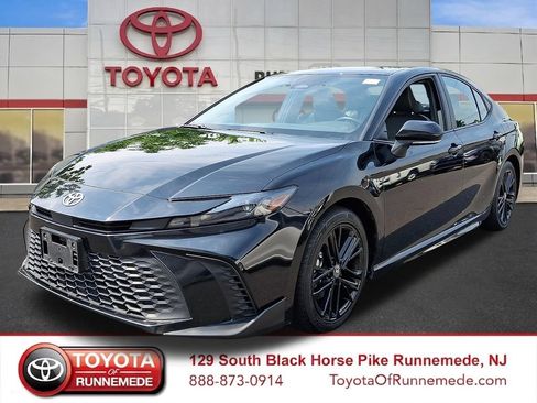Used 2025 Toyota Camry SE FWD image 3