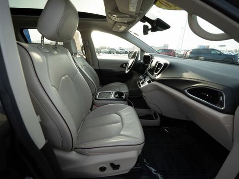 Used 2020 Chrysler Pacifica Limited w/ Advanced Safetytec Group image 27
