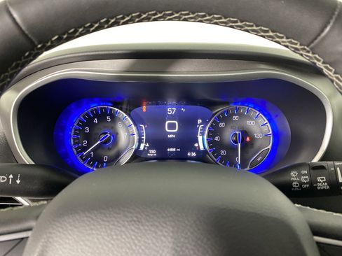 Used 2023 Chrysler Pacifica Touring-L image 21