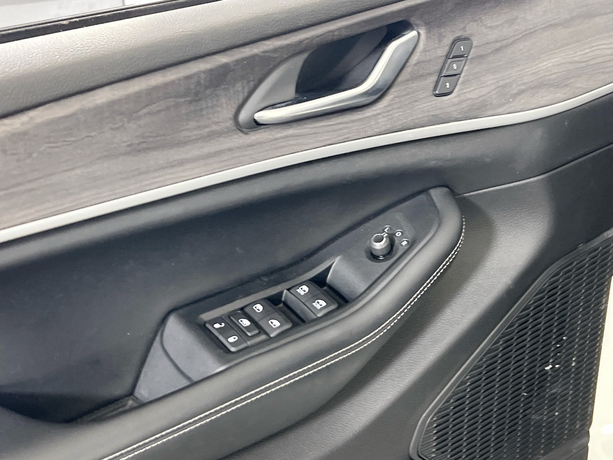 Used 2023 Jeep Grand Cherokee Limited AWD/4WD image 18
