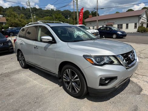 Used 2018 Nissan Pathfinder Platinum FWD image 4