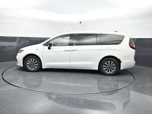Used 2024 Chrysler Pacifica Limited FWD image 4