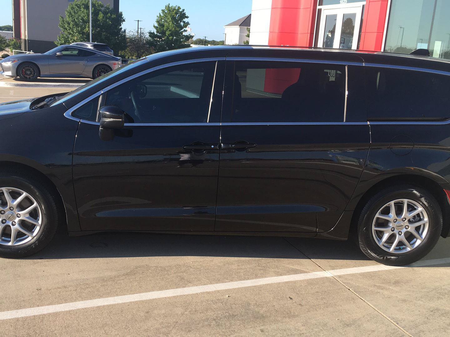 Used 2023 Chrysler Pacifica Touring FWD image 11