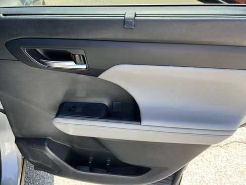 Used 2023 Toyota Highlander XLE FWD image 8