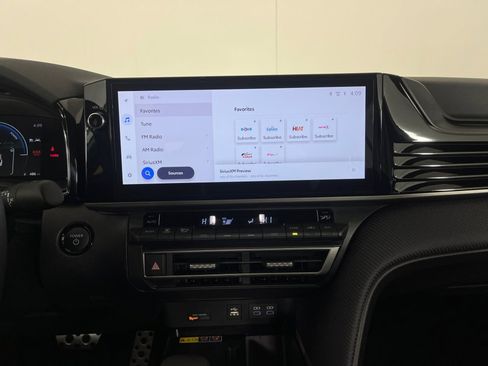 Used 2025 Toyota Camry SE image 17