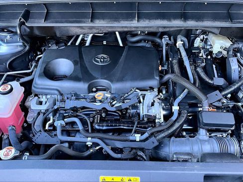 Used 2020 Toyota Highlander LE FWD image 32