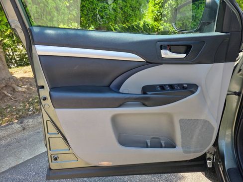Used 2018 Toyota Highlander XLE FWD image 10