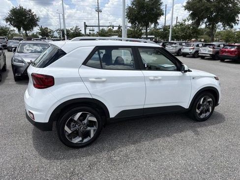 Used 2025 Hyundai Venue SEL FWD image 2