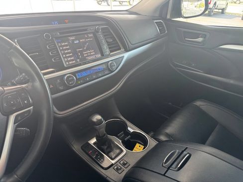Used 2019 Toyota Highlander XLE FWD image 14