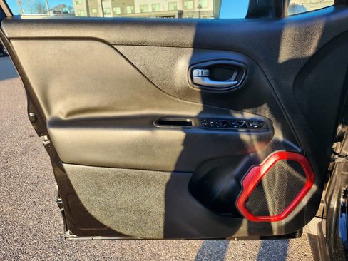 Used 2015 Jeep Renegade Trailhawk image 16