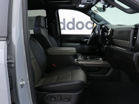 Used 2025 Chevrolet Silverado 2500 ZR2 w/ Technology Package image 31