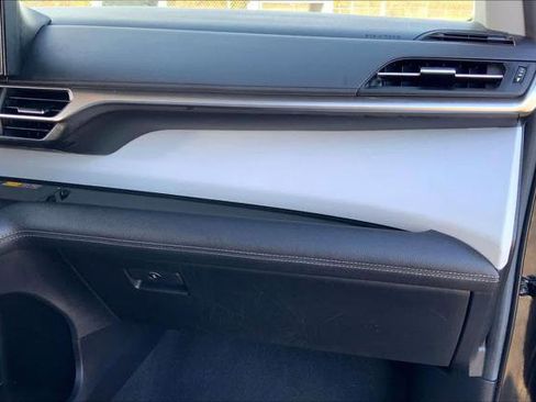 Certified 2025 Toyota Sienna LE image 17